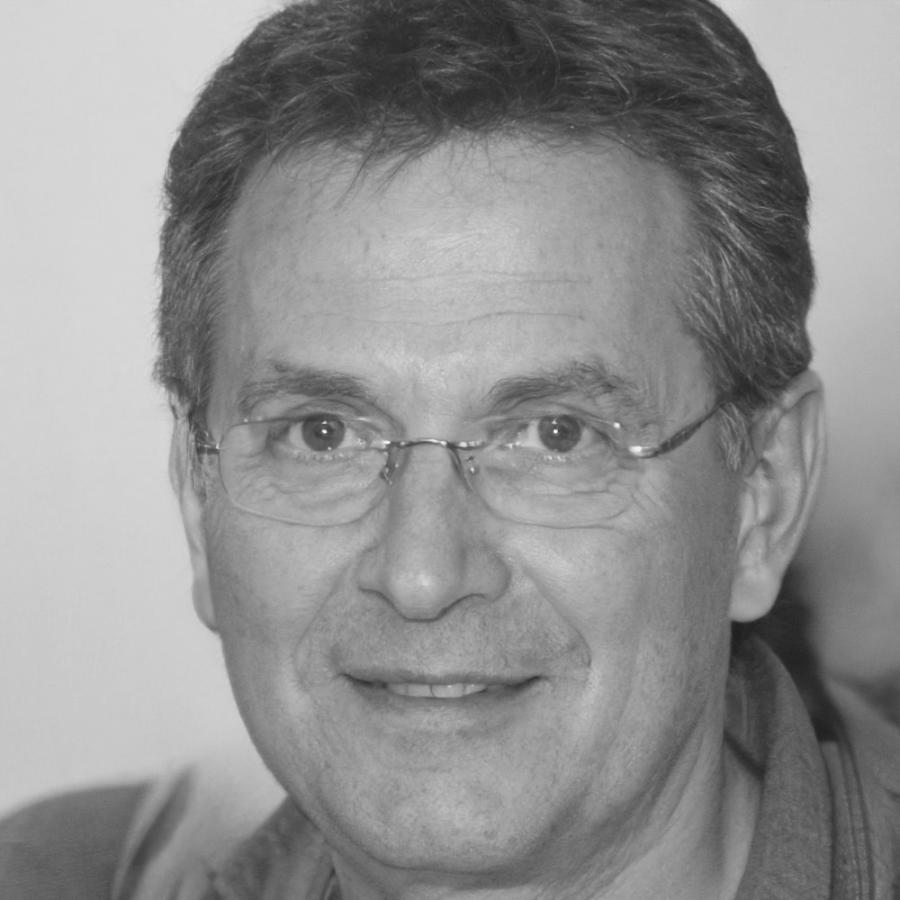 Студент вивчає відеомонтаж онлайн